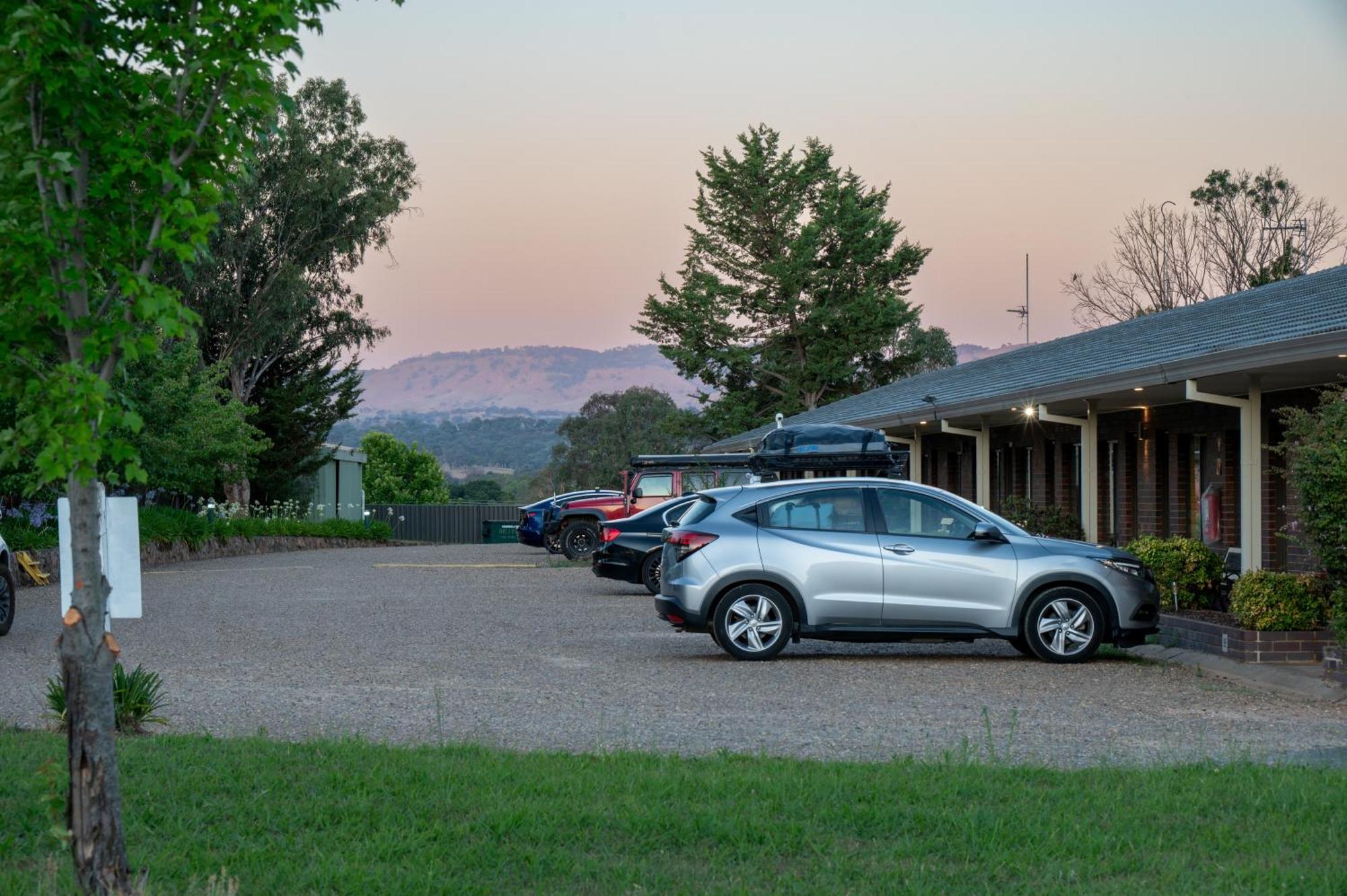Tumut Valley Motel Pet Friendly Eksteriør bilde