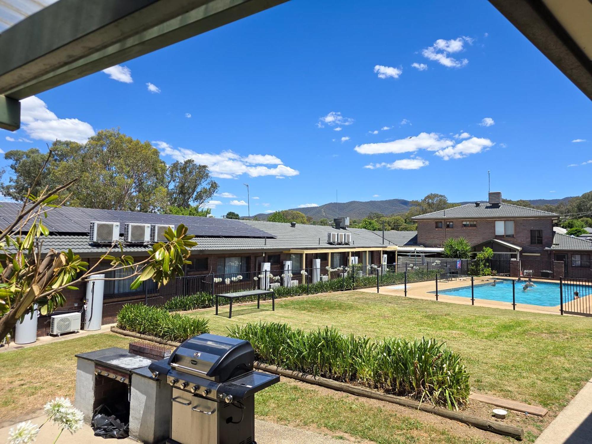 Tumut Valley Motel Pet Friendly Eksteriør bilde
